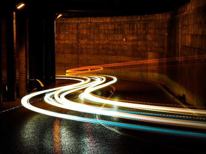 Lapso de tiempo de luces de vehículos atravesando un túnel