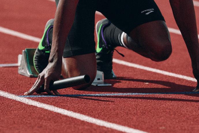 Un atleta en la marca de salida de una pista de atletismo