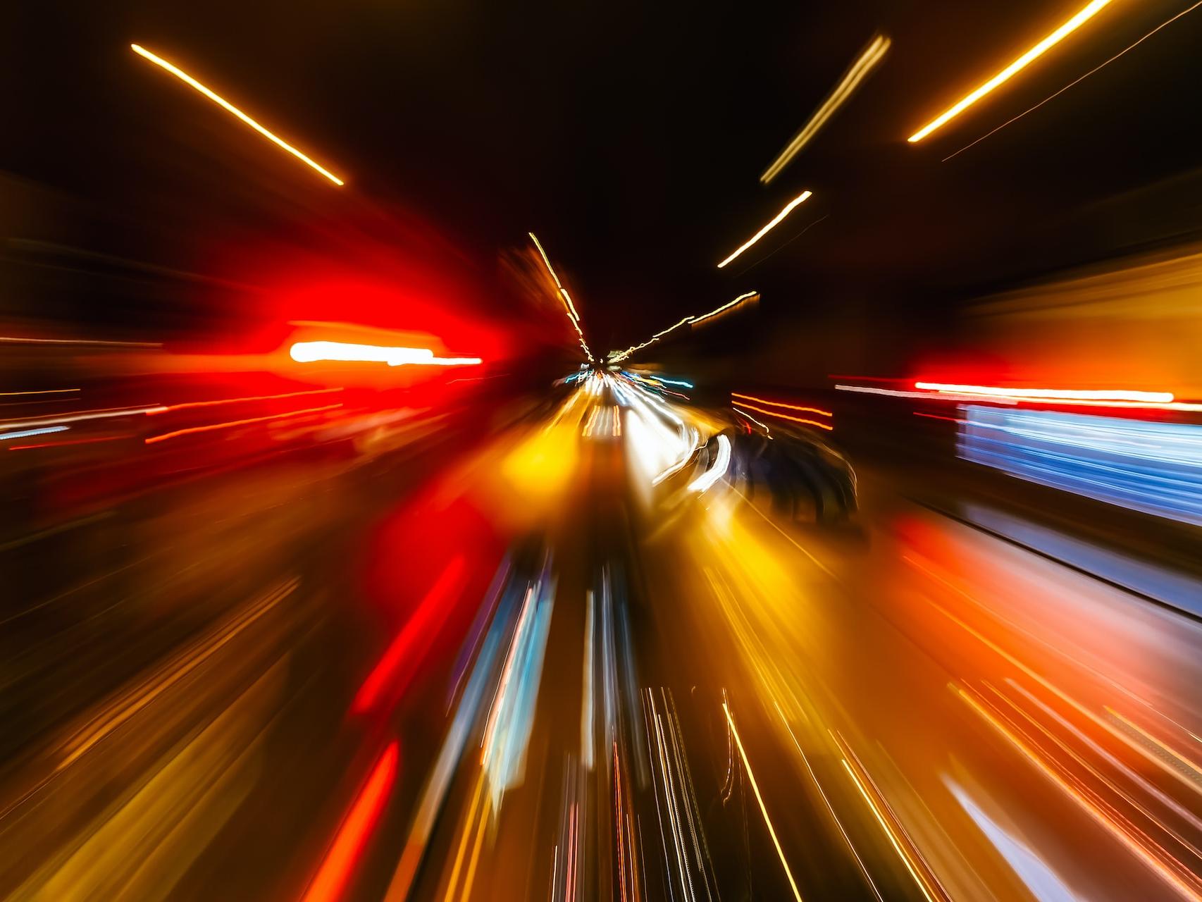 Una foto borrosa de una calle de la ciudad por la noche