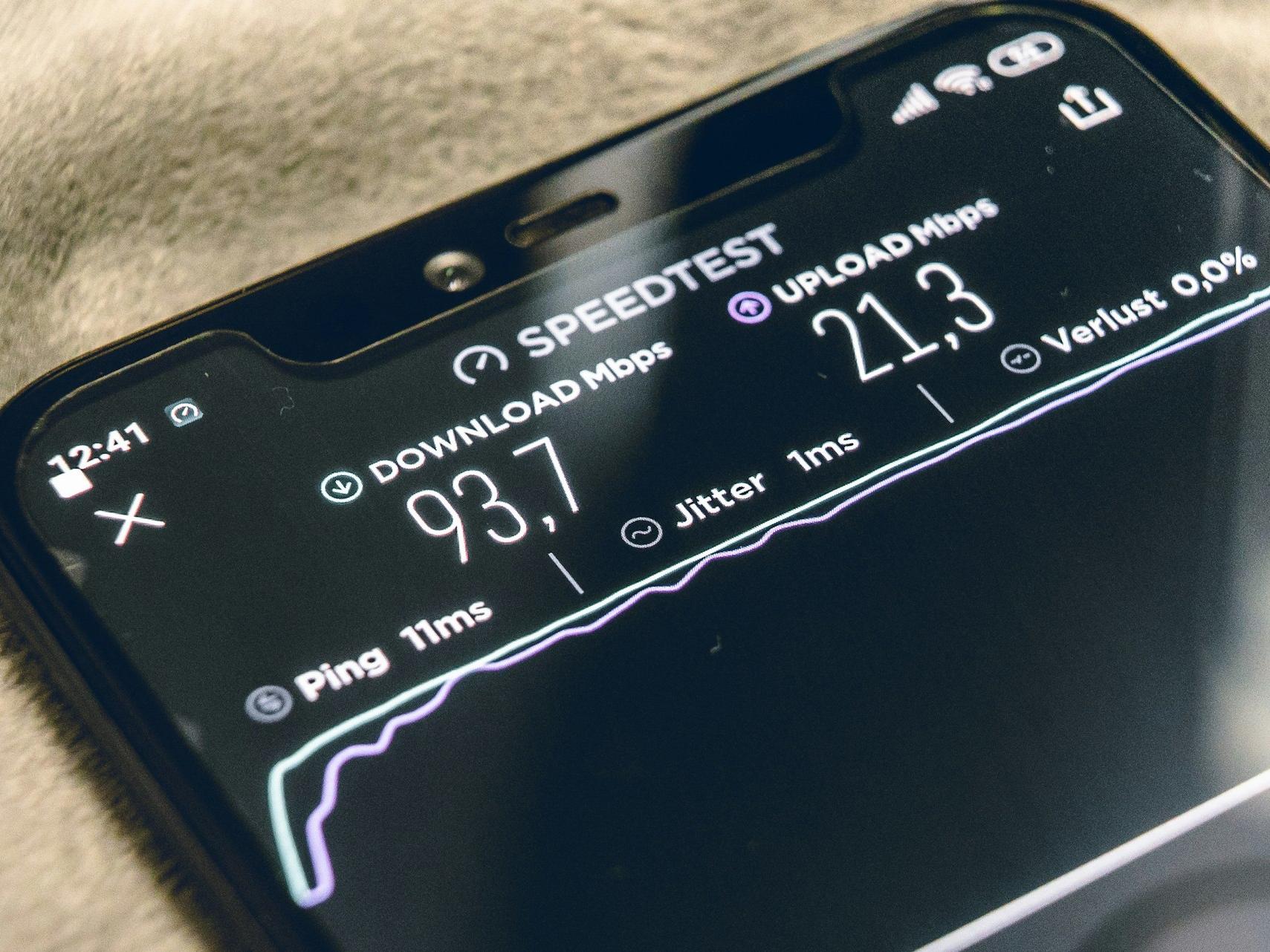 Un teléfono inteligente mostrando en pantalla el resultado de una prueba de velocidad de internet