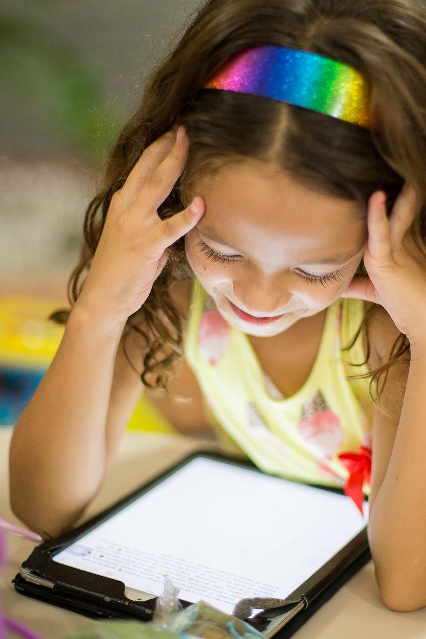 Niña usando una tableta para aprendizaje a distancia